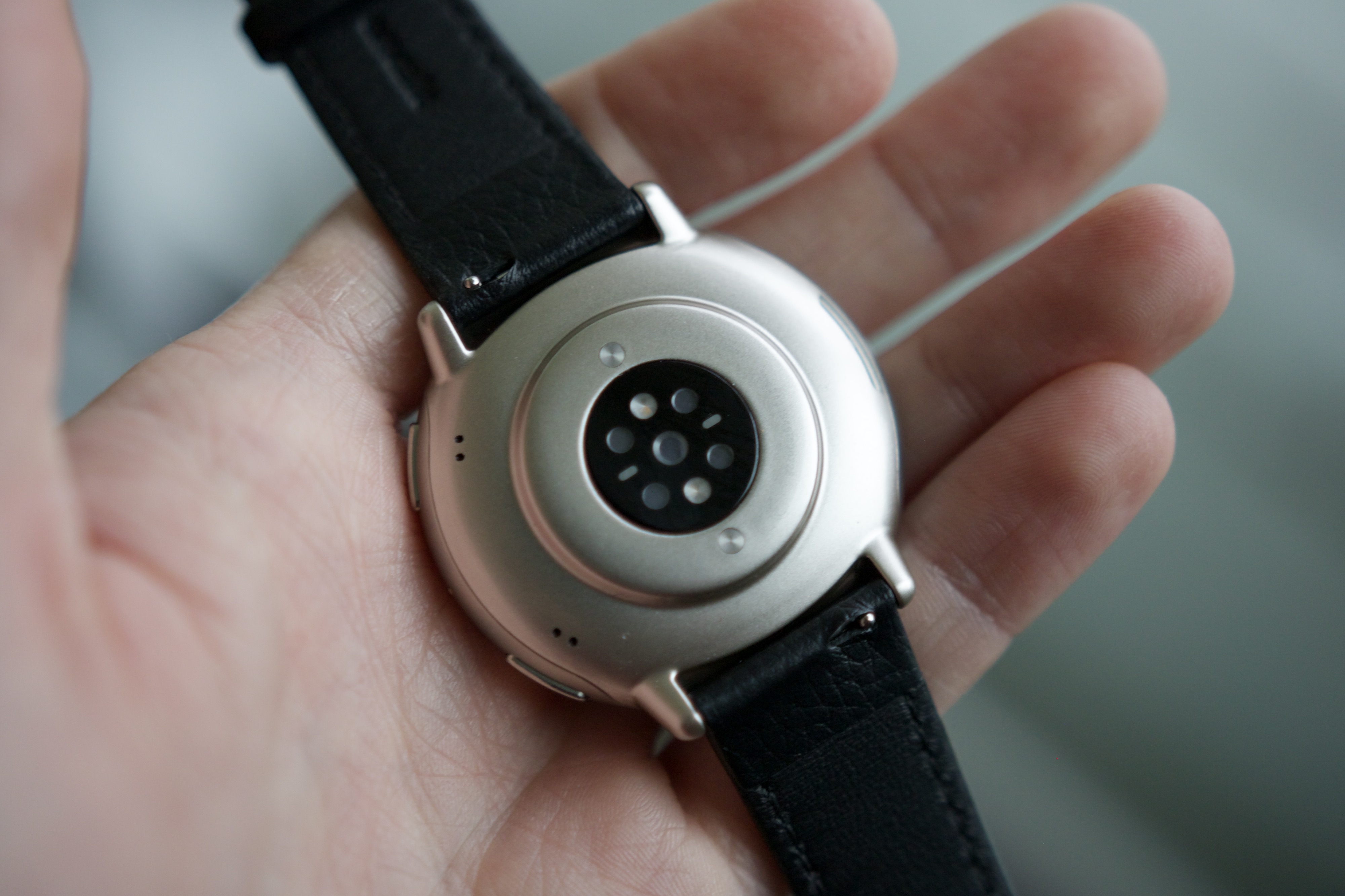 Amazfit Active 2'nin kalp atış hızı sensörünü gösteren arka kısmı.