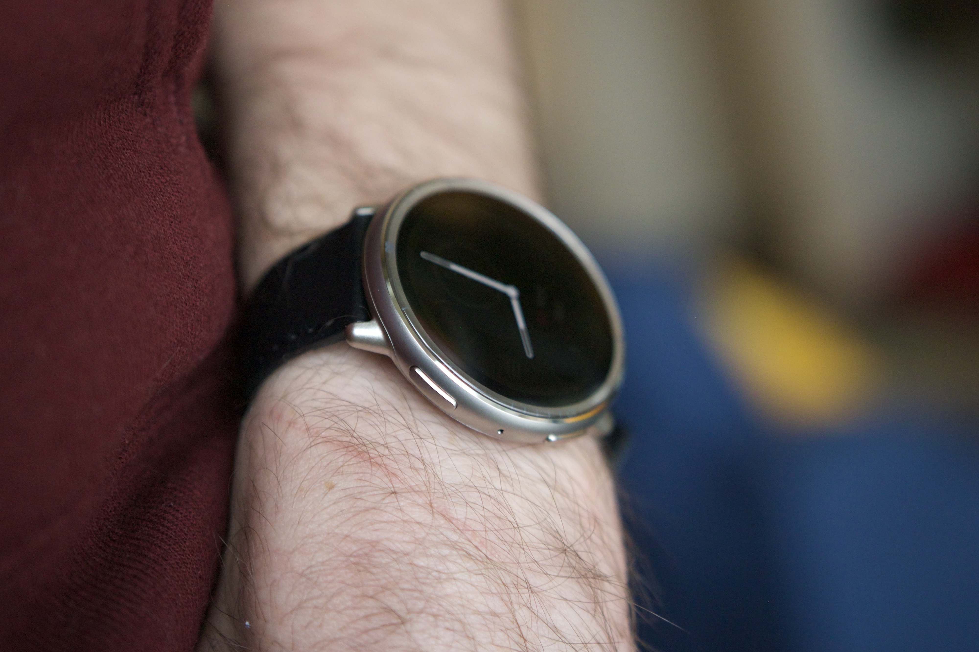 Amazfit Active 2 giyen birinin yandan görünümü.