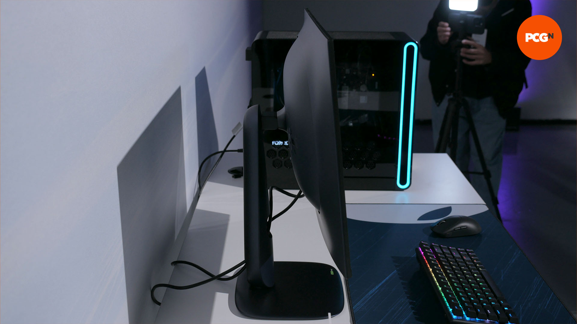Alienware aw2725q 4k17 qd-oled oyun monitörü yan tasarımı