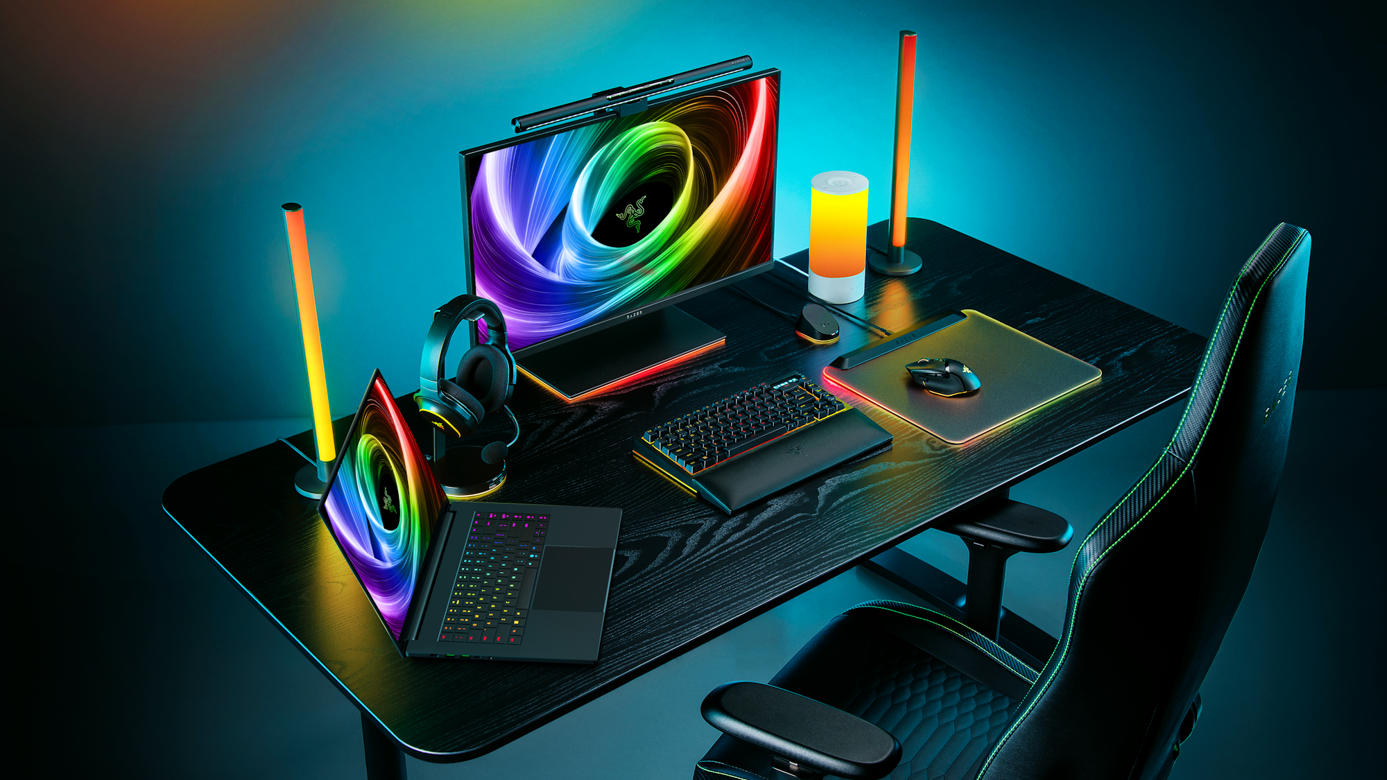 Razer Blade 16 masanın üzerinde