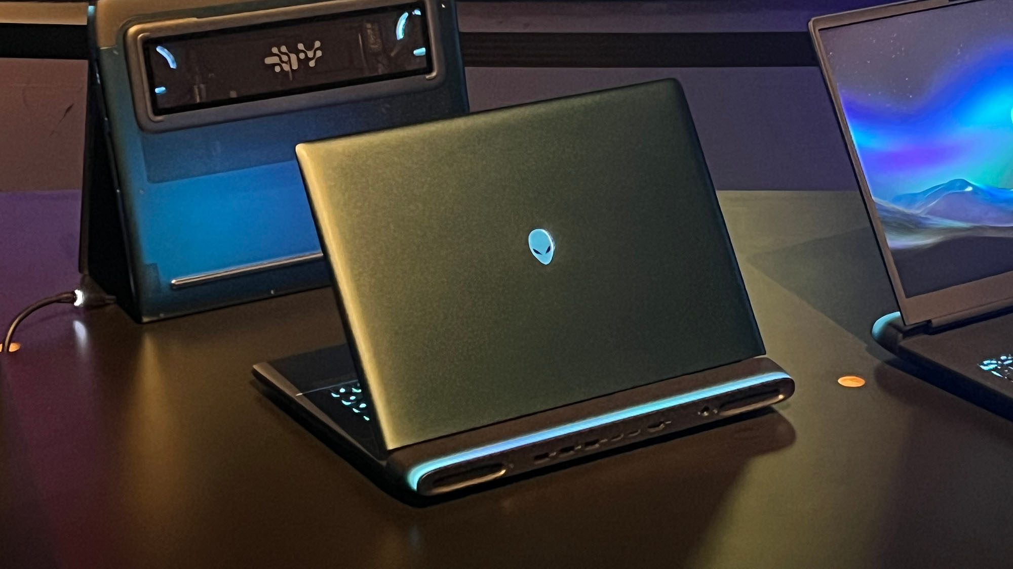 Alienware Area 51 oyun dizüstü bilgisayarı sergileniyor