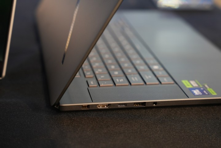 2025 Asus ROG Zephyrus G16'daki bağlantı noktaları.