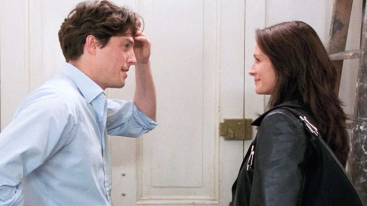 Hugh Grant ve Julia Roberts kapının dışında birbirlerine bakıyorlar.