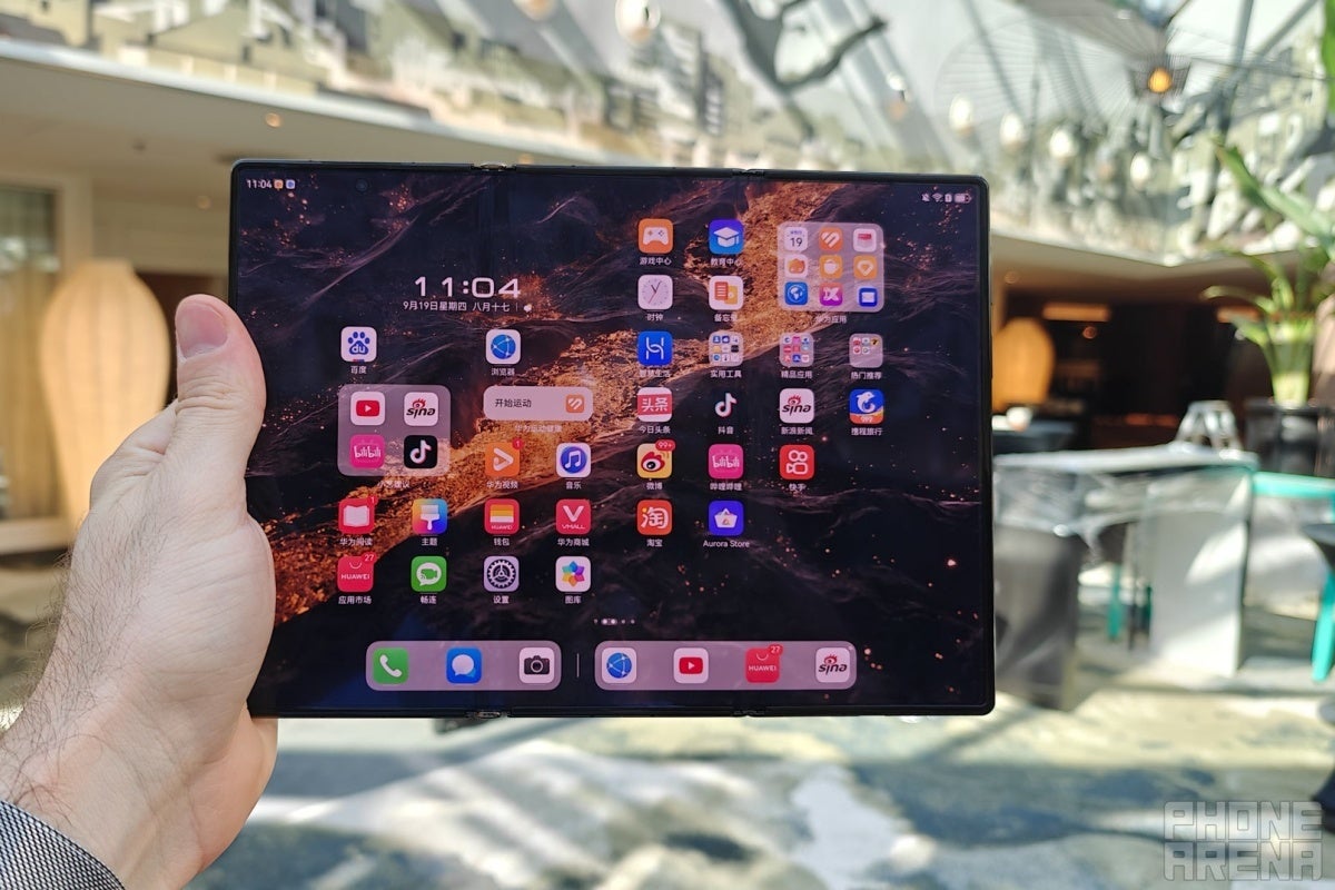 Huawei Mate XT'nin büyük olduğunu düşünüyorsanız Samsung'un neler hazırladığını görene kadar bekleyin. - Samsung'un ilk üçe katlanabilir telefonunun çok yüksek bir fiyatla 2025'te sınırlı sayıda piyasaya sürüleceği bildiriliyor