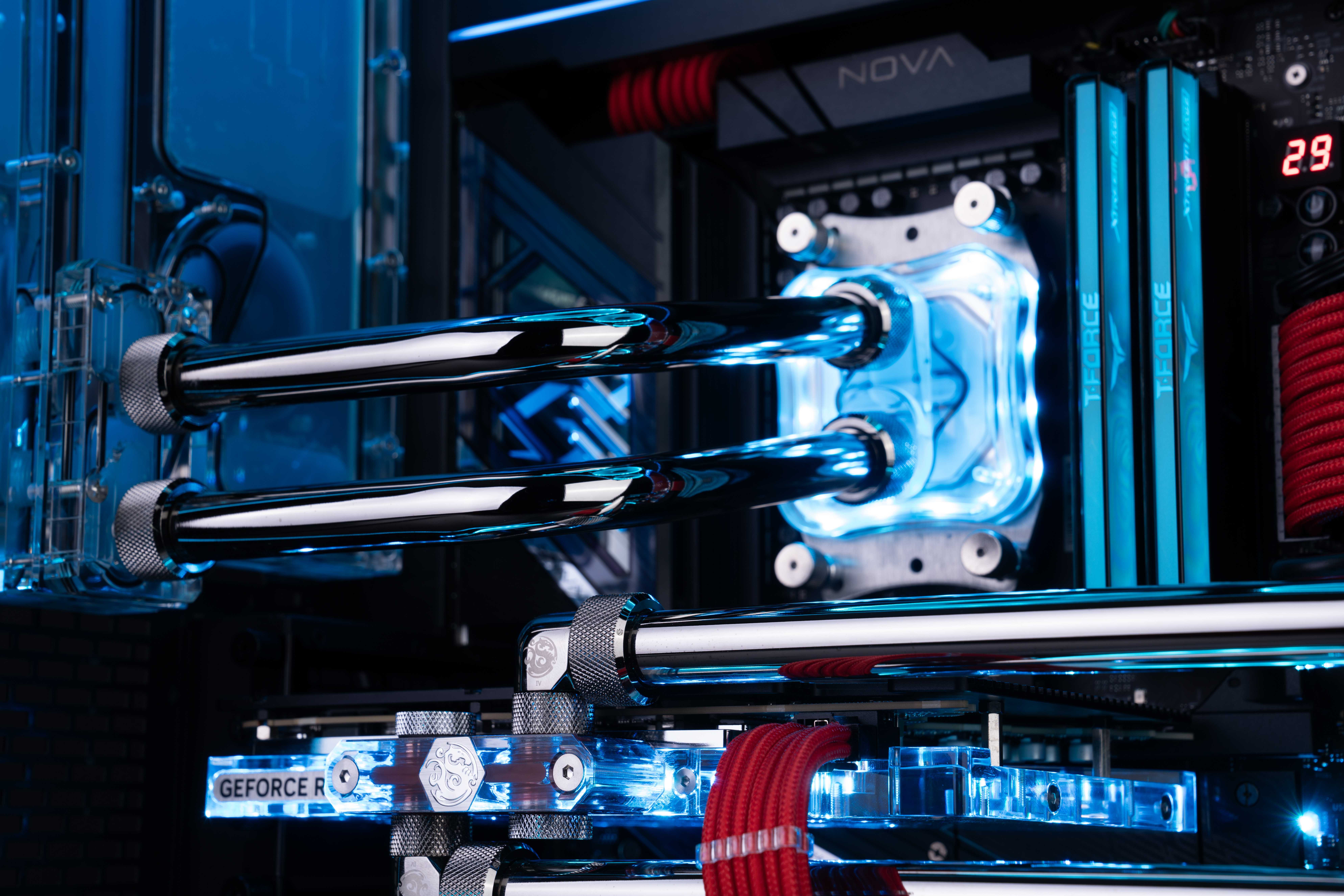 Maingear Apex Force dahili bileşenlerinin yakın çekimleri
