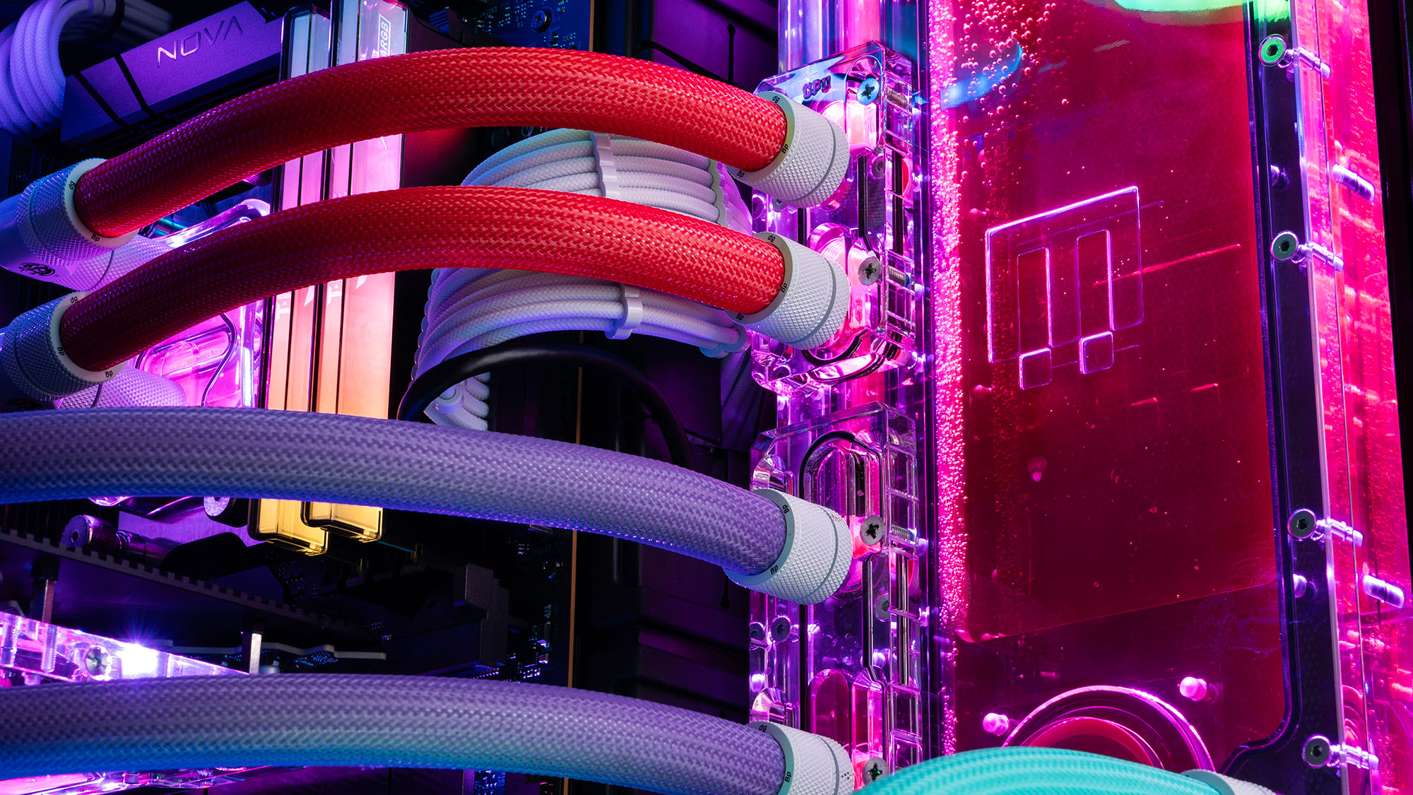 Maingear Apex Rush Cybergamer oyun bilgisayarı
