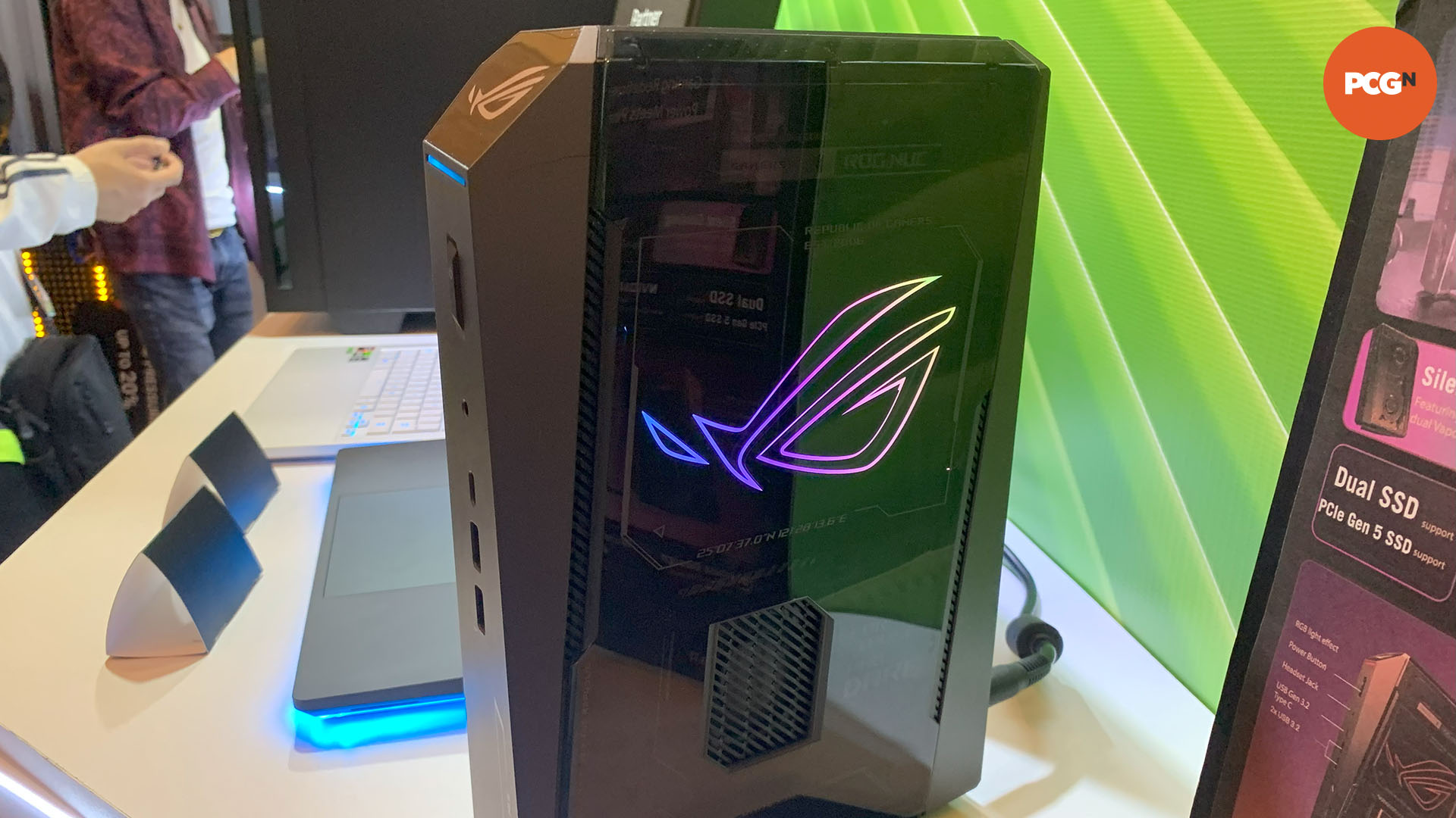 asus-rog-nuc-2025-sağ taraf Asus ROG NUC 2025 mini oyun bilgisayarı CES'te.