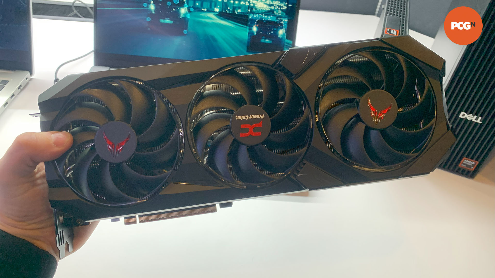 power-color-amd-radeon-rx-9070-grafik-kartı PowerColor AMD Radeon RX 9070 XT grafik kartı CES 2025'te.