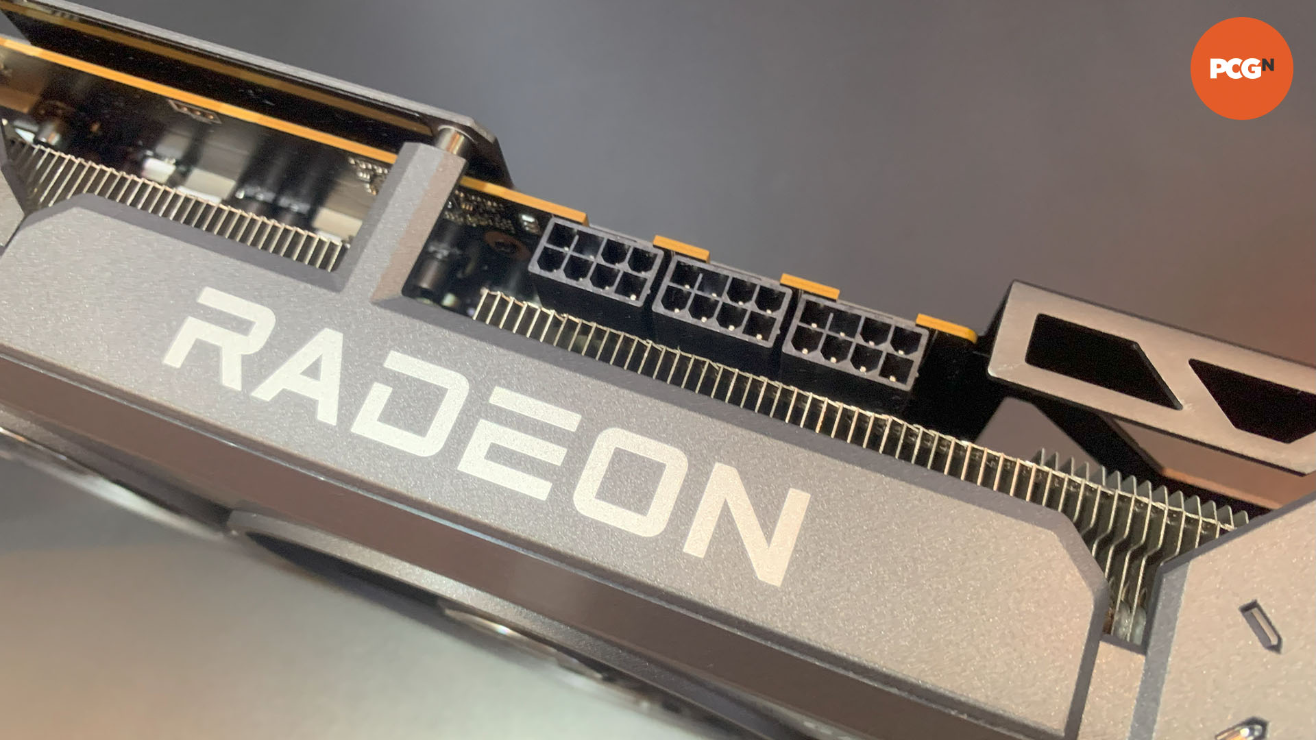asus-tuf-amd-radeon-rx-9070-xt-grafik kartı-top-edge-güç konnektörleri Asus TUF AMD Radeon RX 9070 XT grafik kartının üst kenarı, CES 2025'te üç adet 8 pinli güç konektörünü gösteriyor.