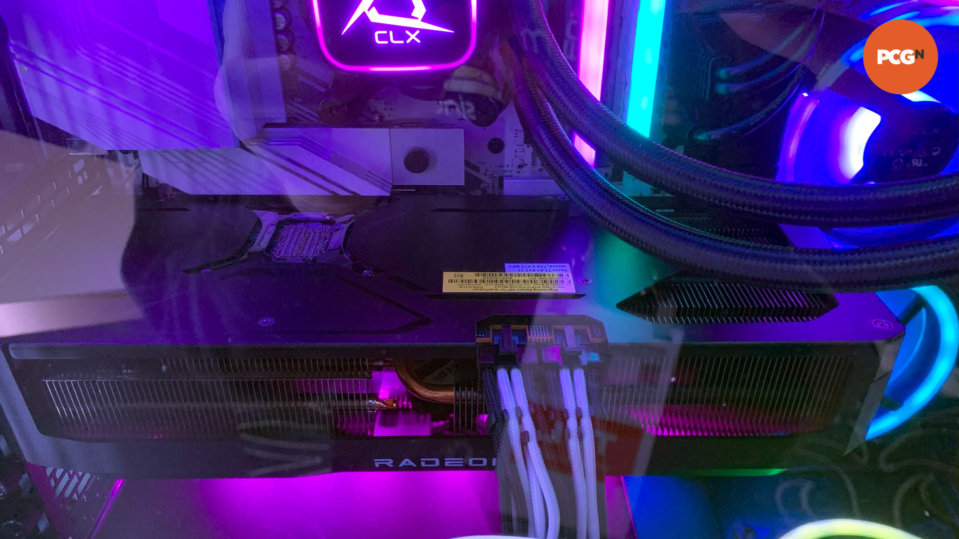 amd-radeon-rx-9070-xt-grafik kartı AMD Radeon RX 9070 XT, CES 2025'teki grafik kartı mühendislik örneğine referans veriyor.