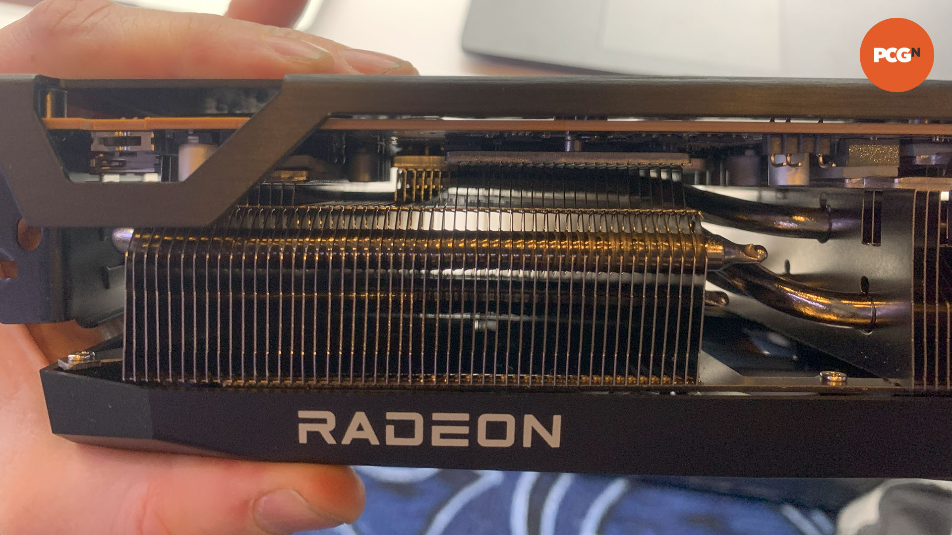 power-color-amd-radeon-rx-9070-grafik kartı-edge PowerColor AMD Radeon RX 9070 XT grafik kartı CES 2025'te.