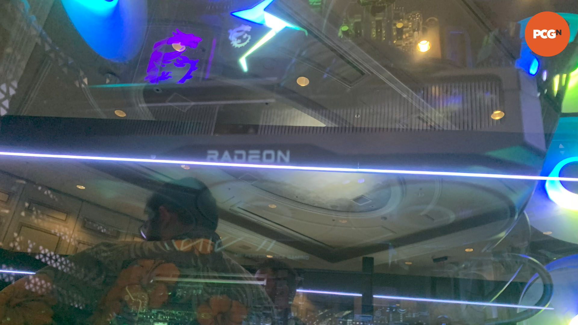 amd-radeon-rx-9070-xt-grafik kartı-2 AMD Radeon RX 9070 XT, CES 2025'teki grafik kartı mühendislik örneğine referans veriyor.