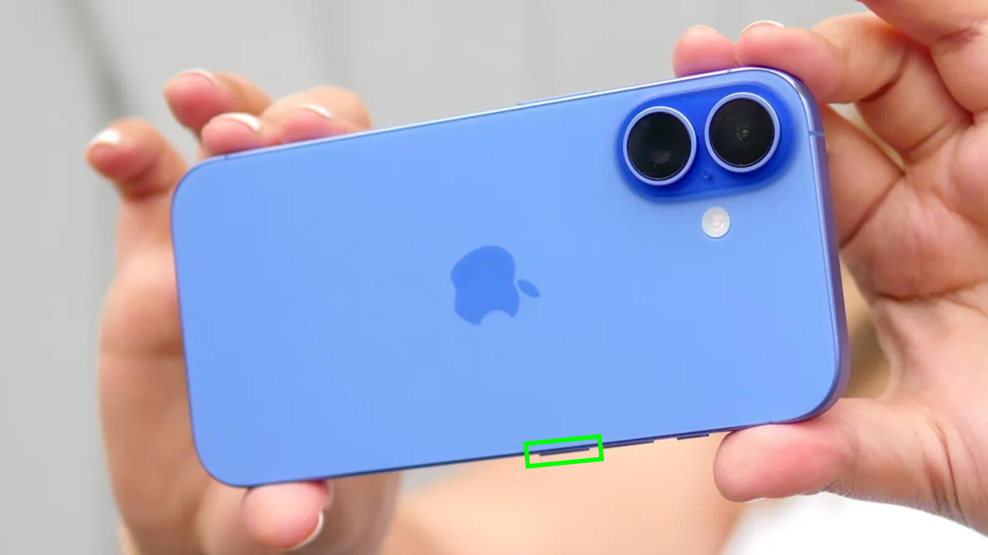 iPhone 16'yı yeniden başlat ses düğmesi vurgulandı 