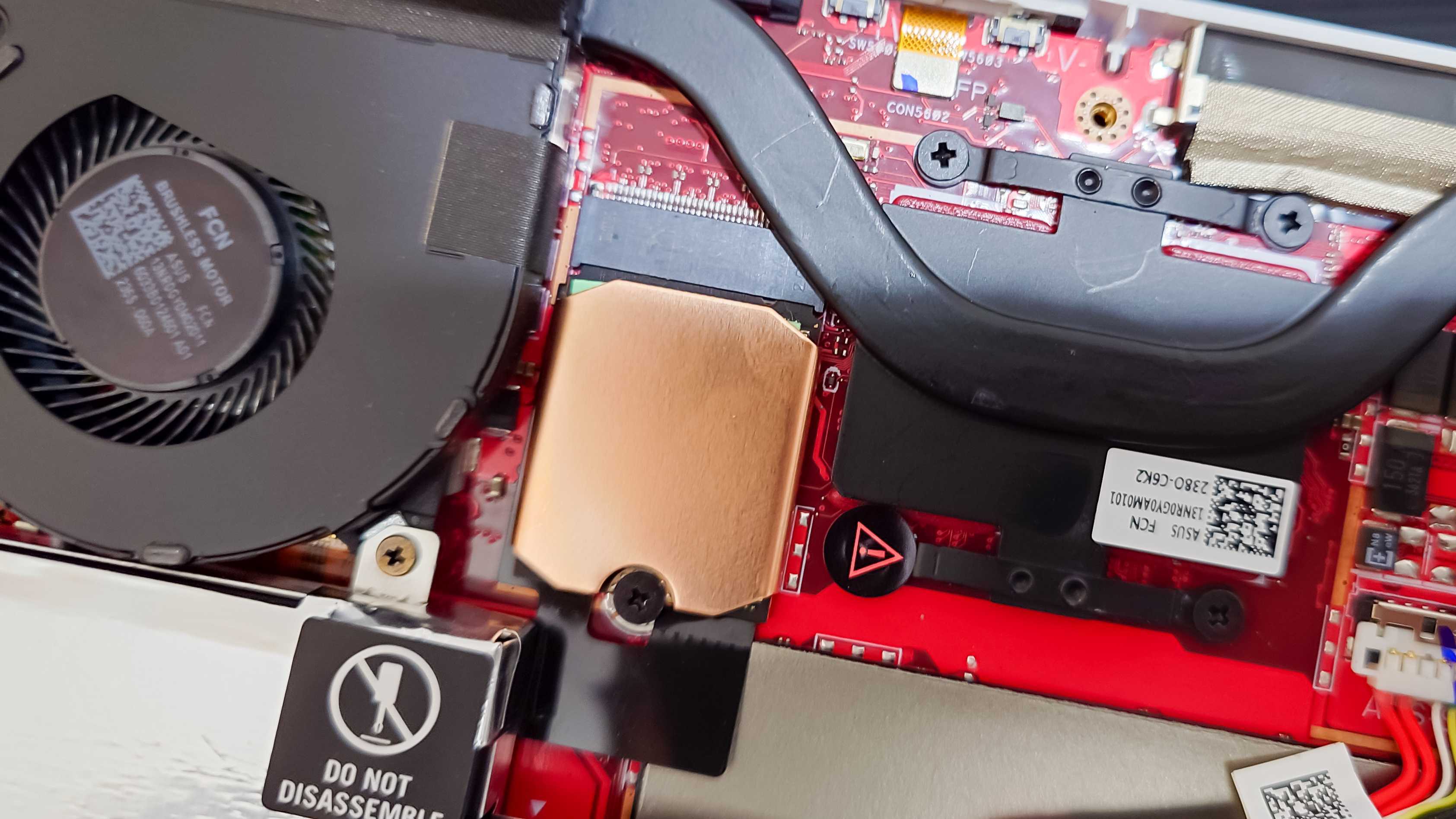 ROG Ally'nin içindeki SSD'ye uygulanan bakır soğutucu.