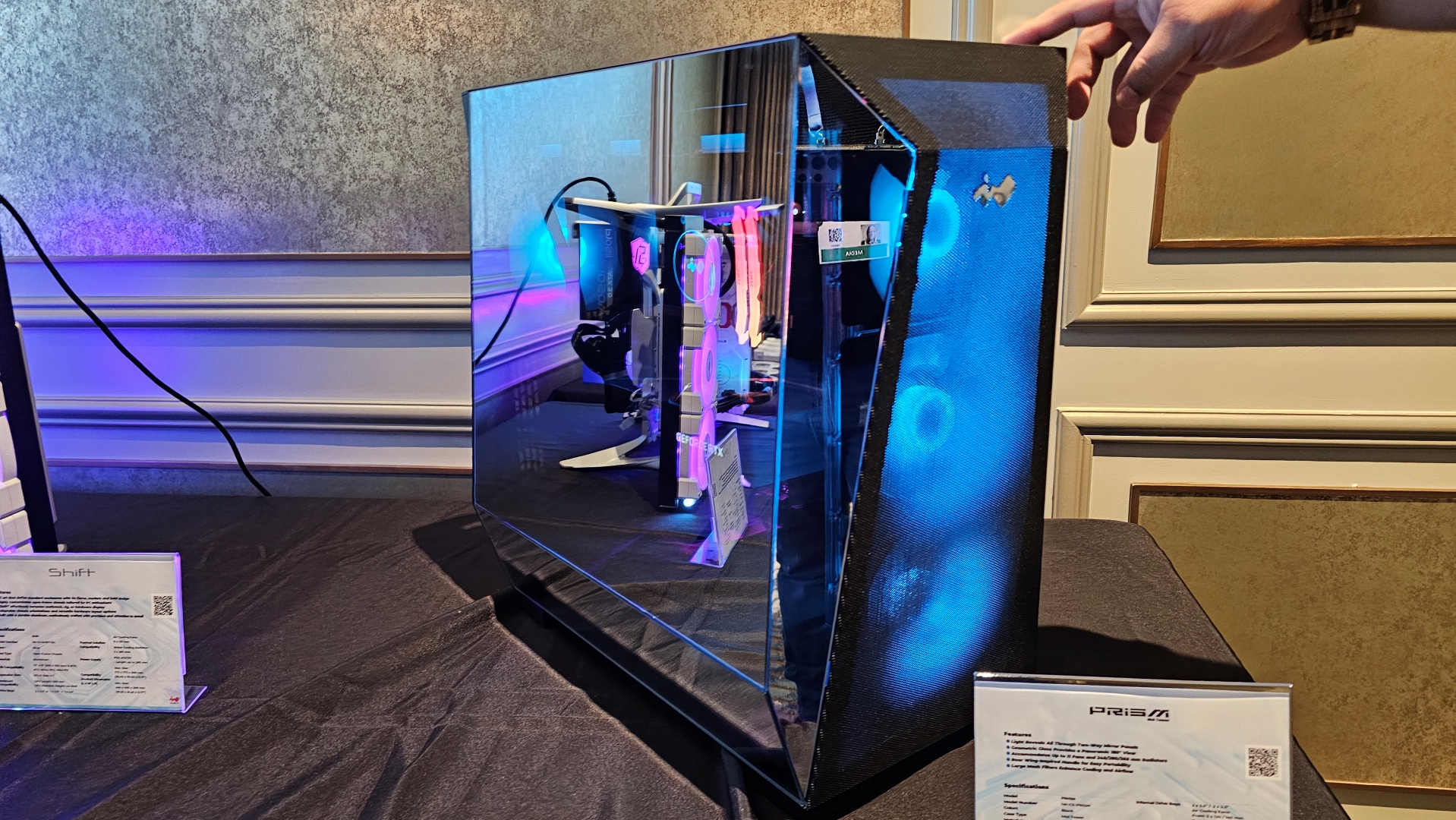 LED ışıklar açıkken InWin Prism