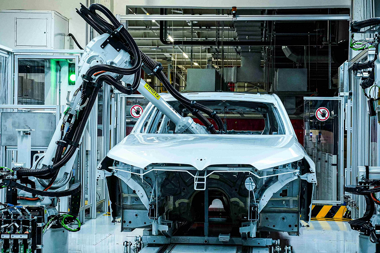 Çin'de tamamen yeni bir BMW X3 üretilmeye başlandı - böyle bir araba ne Avrupa'da ne de ABD'de bulunmayacak