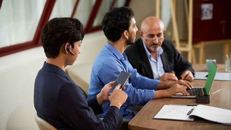 Bir toplantıda biri telefonda olan üç adam iletişim kurmak için Timekettle W4 Pro'yu kullanıyor. Bir toplantıda biri telefonda olan üç adam iletişim kurmak için Timekettle W4 Pro'yu kullanıyor.