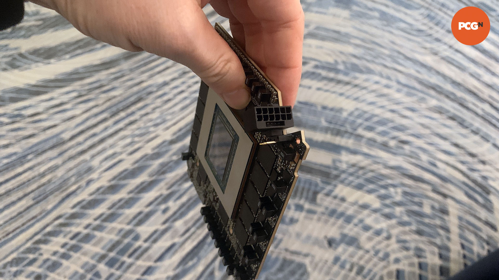 Nvidia GeForce RTX 5090 PCB güç konektörü