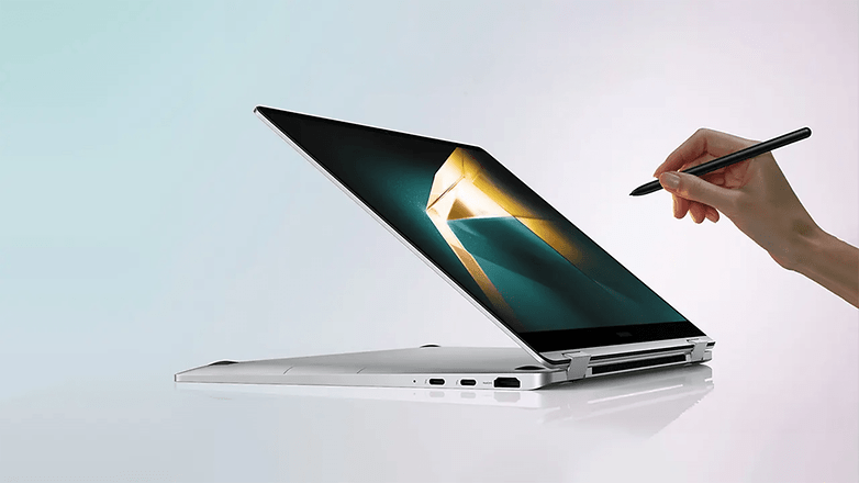 Dokunmatik ekranda kalem kullanan bir el ile Samsung Galaxy Book 4 360. Dokunmatik ekranda kalem kullanan bir el ile Samsung Galaxy Book 4 360.