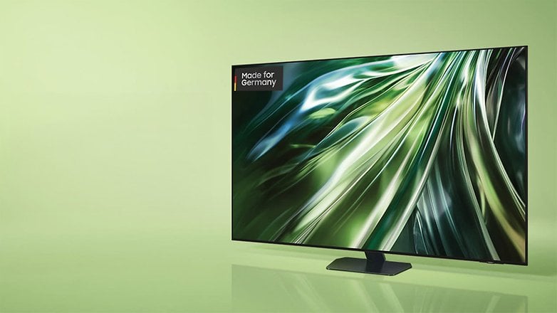 Samsung QN90D TV, 'Almanya için Üretilmiştir' yazısının yer aldığı yeşil soyut bir tasarıma sahiptir. Samsung QN90D TV, 'Almanya için Üretilmiştir' yazısının yer aldığı yeşil soyut bir tasarıma sahiptir.