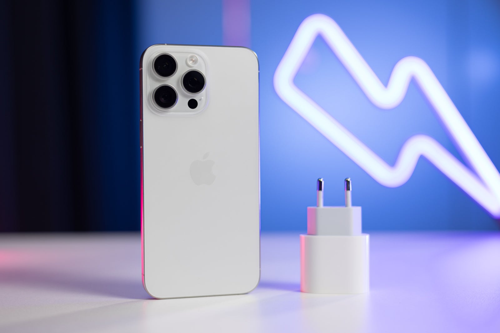 Resim kredisi - PhoneArena - Apple amiral gemileri iPhone, iPad: o kadar iyi mi, yoksa hepsi sadece Stockholm sendromu mu?