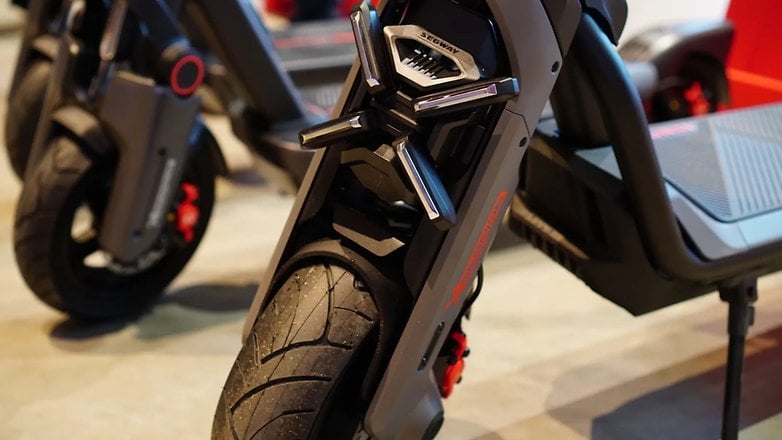 Ön lastikleri ve çerçeve ayrıntılarını gösteren Segway Ninebot elektrikli scooterın yakın çekimi.