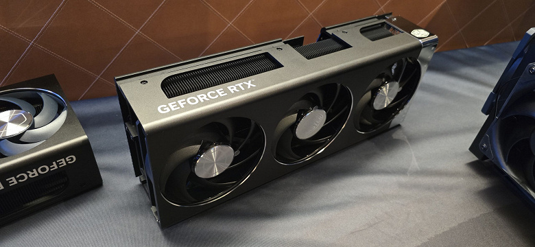 Kalınlığı bağımsız olarak ayarlanabilen dünyanın ilk video kartı. Cooler Master alışılmadık bir prototip gösterdi