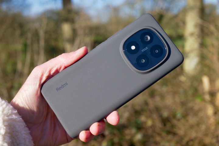 Redmi Note 14 Pro Plus, birlikte verilen kutusunda.