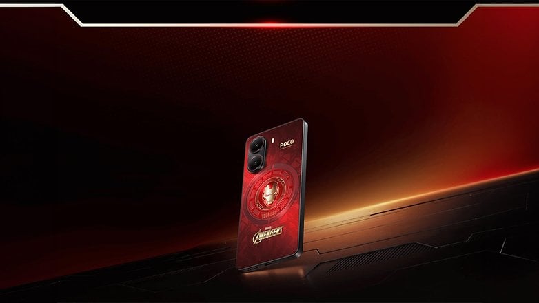 Kırmızı tasarıma ve Iron Man logosuna sahip Xiaomi Poco X7 Pro Iron Man Edition akıllı telefon.
