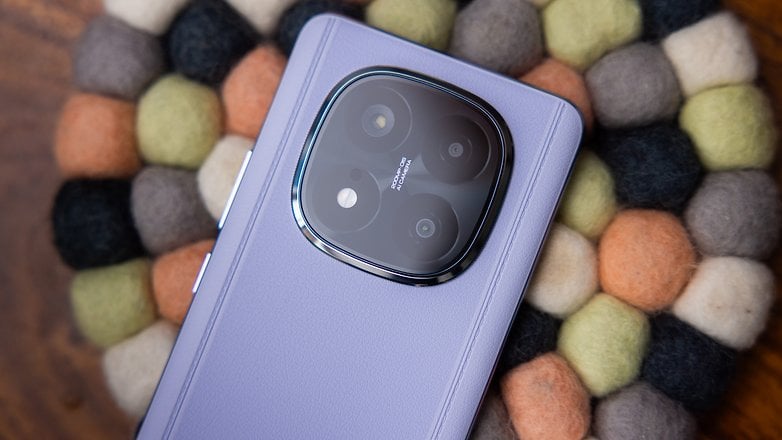 Renkli keçe mat üzerinde Xiaomi Redmi Note 14 Pro Plus 5G akıllı telefonun arka görünümü.
