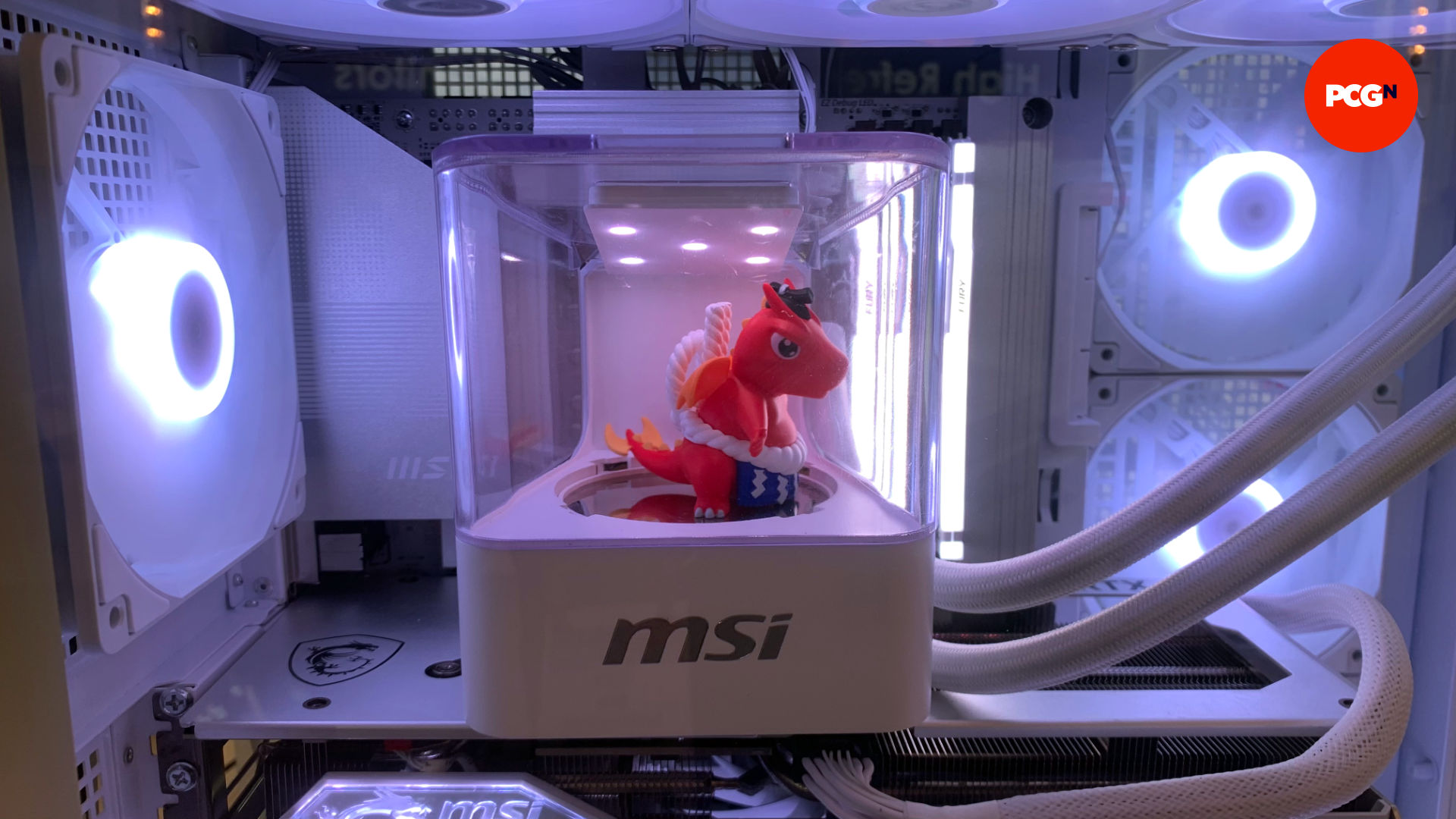 msi-concept-soğutucu-ön görünüm-alt Döner tablalı ve heykelcikli MSI konsept soğutucunun önden görünümü