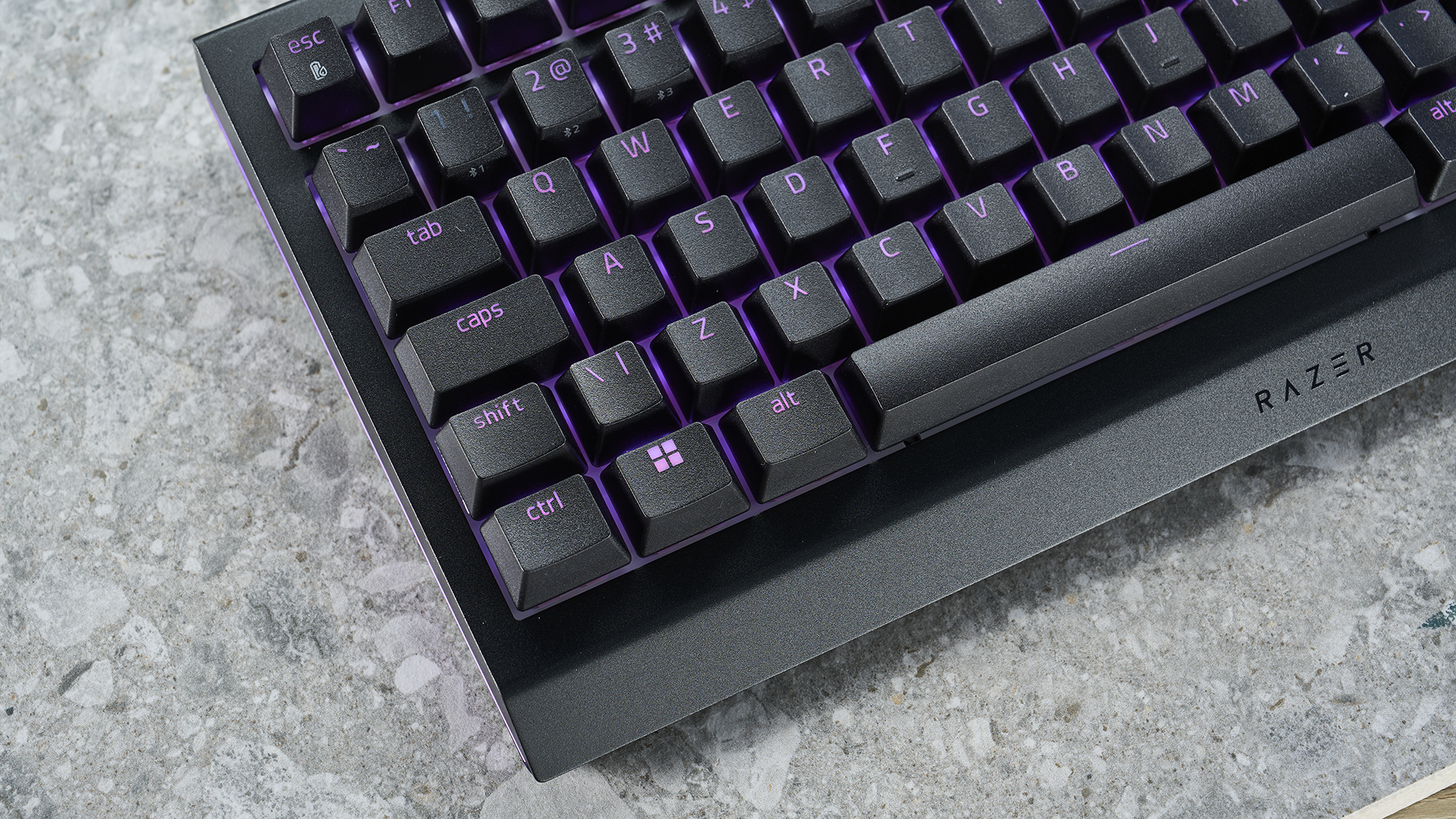 Razer BlackWidow V4 Pro %75 klavyenin fotoğrafı