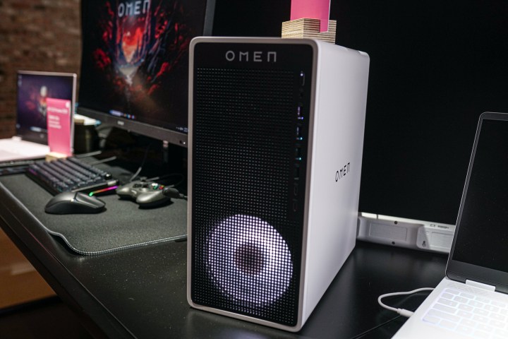 HP Omen 16L oyun masaüstü bilgisayarı masanın üzerinde duruyor.