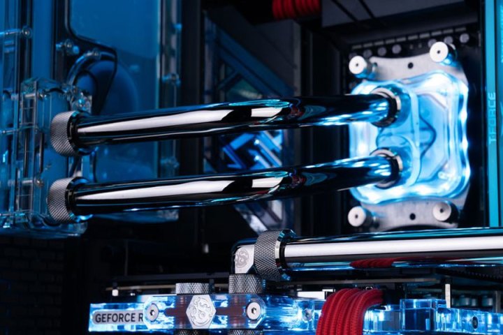 CES 2025'te Rush PC'de Maingear su soğutma döngüsü.