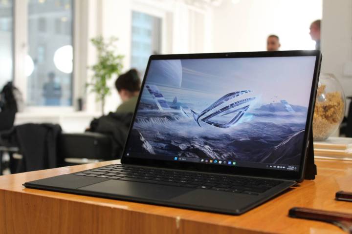 ROG Flow Z13 masanın üzerinde.