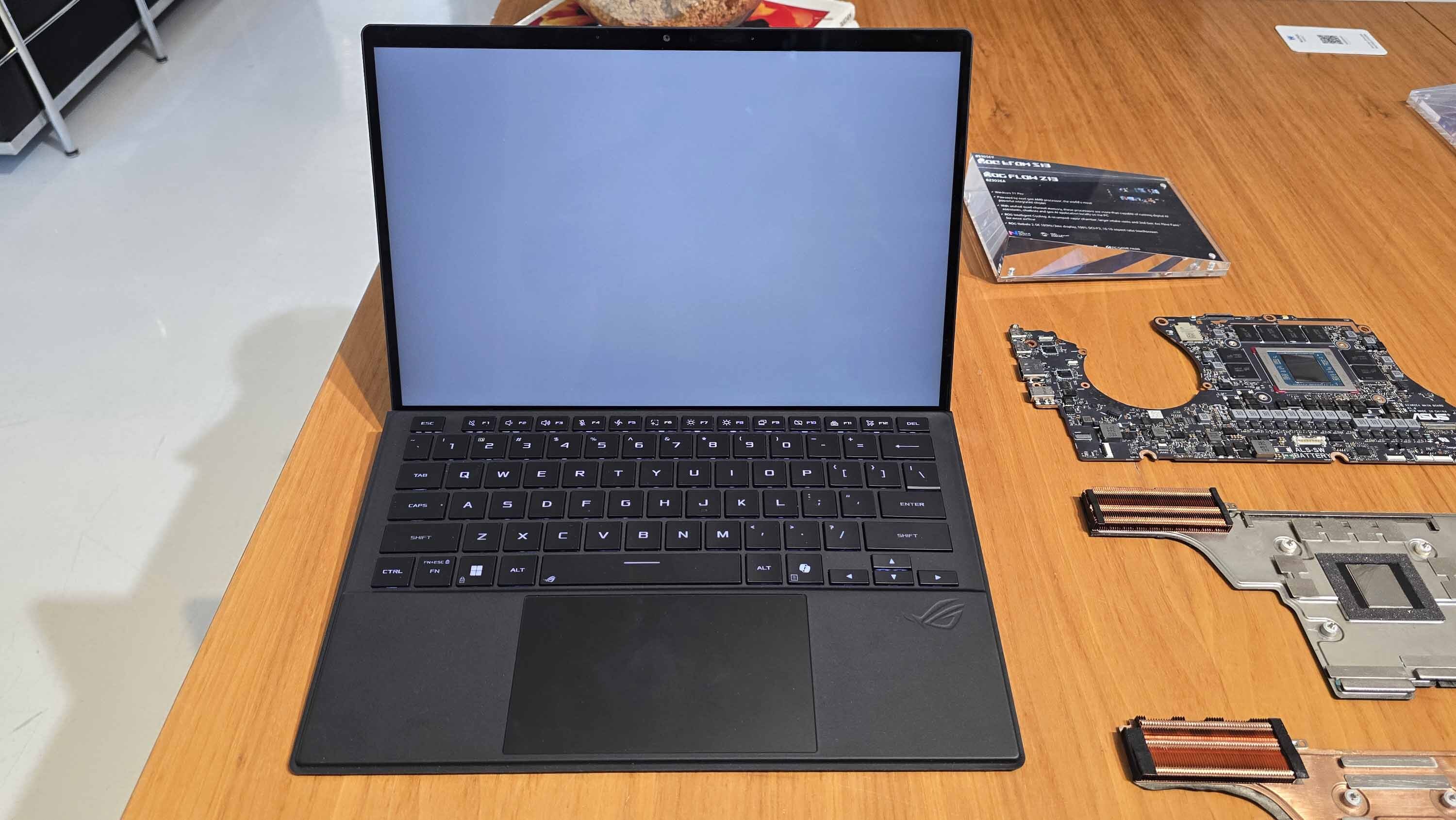 ASUS ROG Flow Z13 (2025) masanın üzerinde.