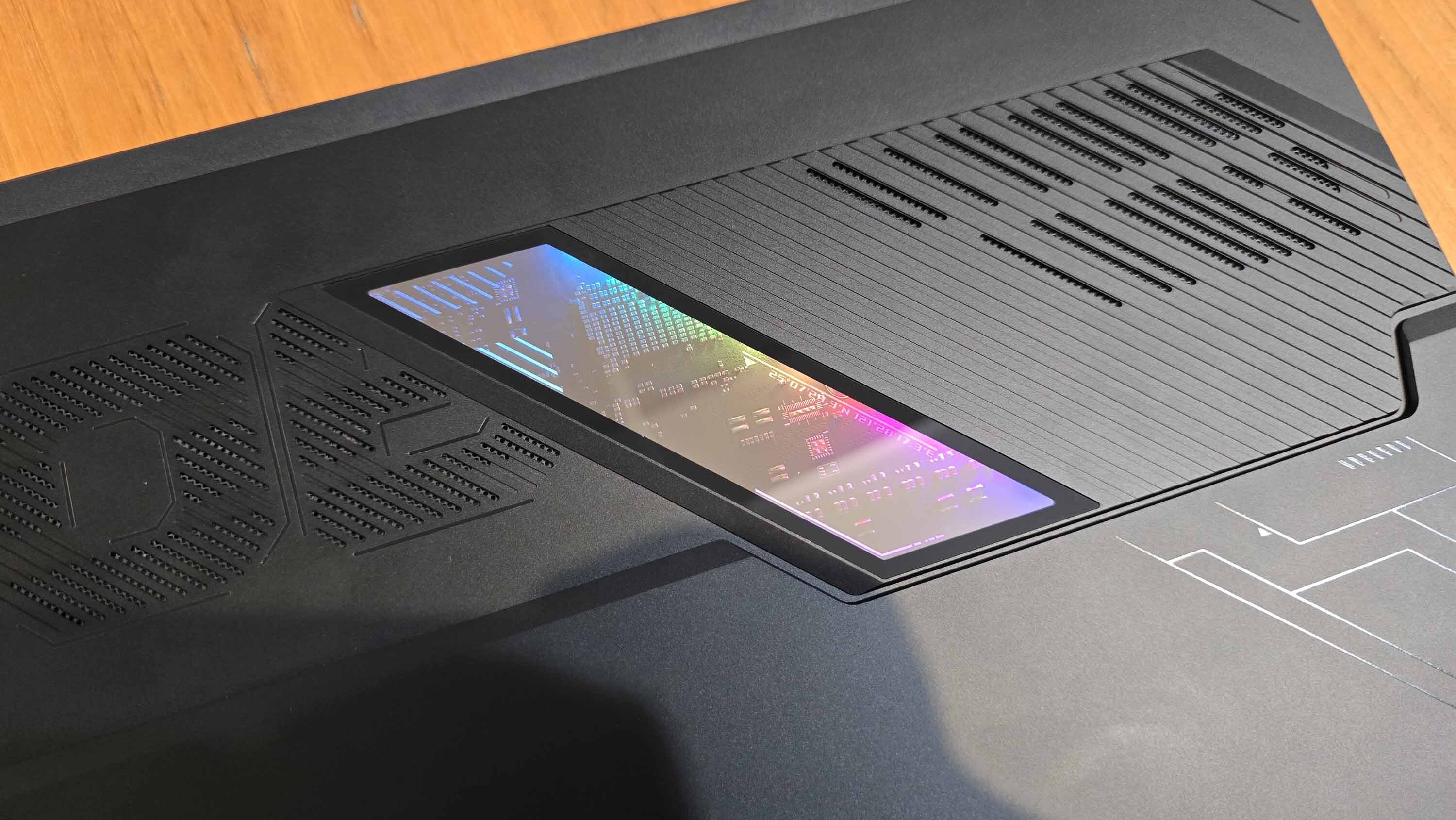 ASUS ROG Flow Z13 (2025) masanın üzerinde.