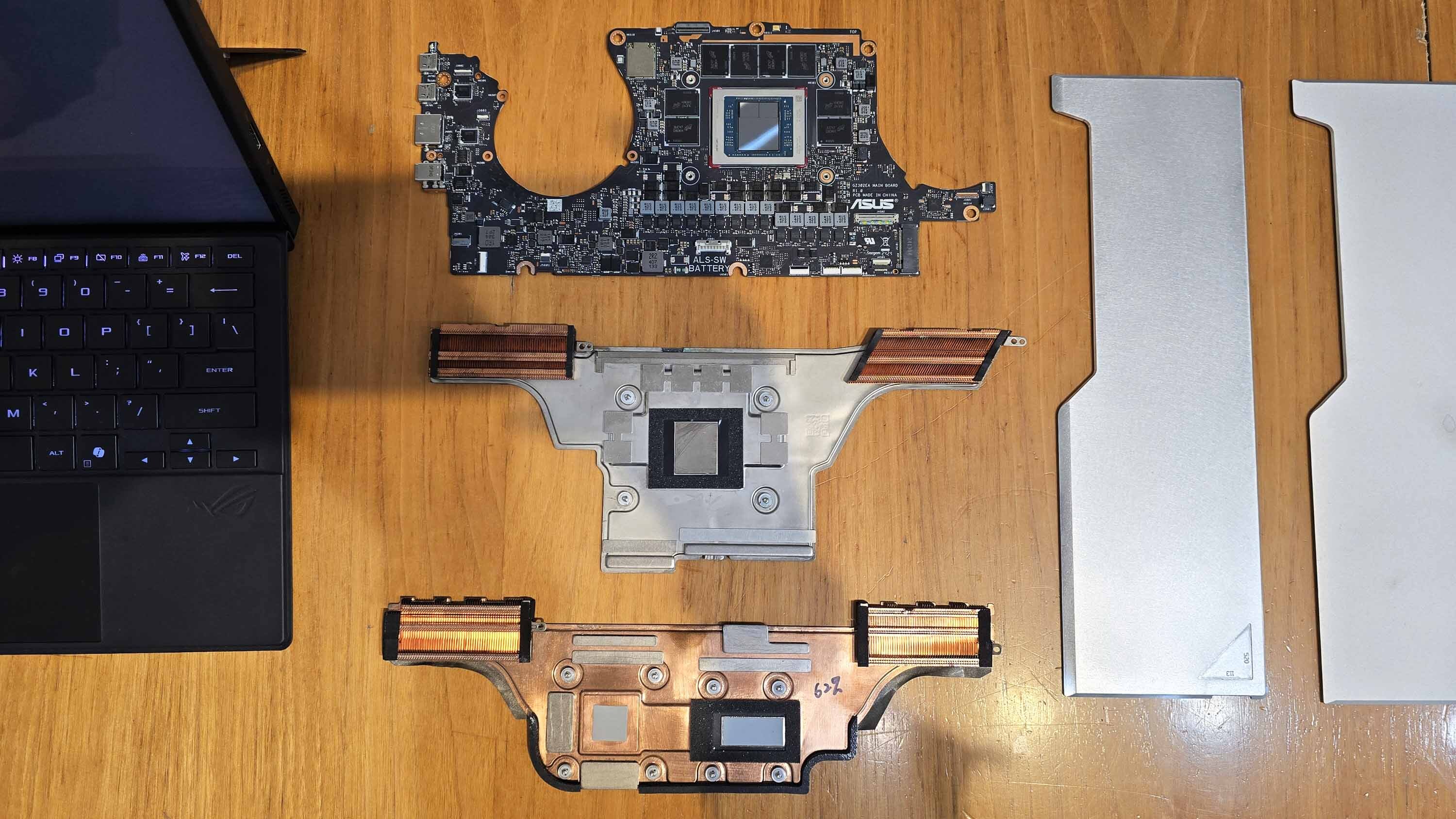 ASUS ROG Flow Z13 (2025) masanın üzerinde.