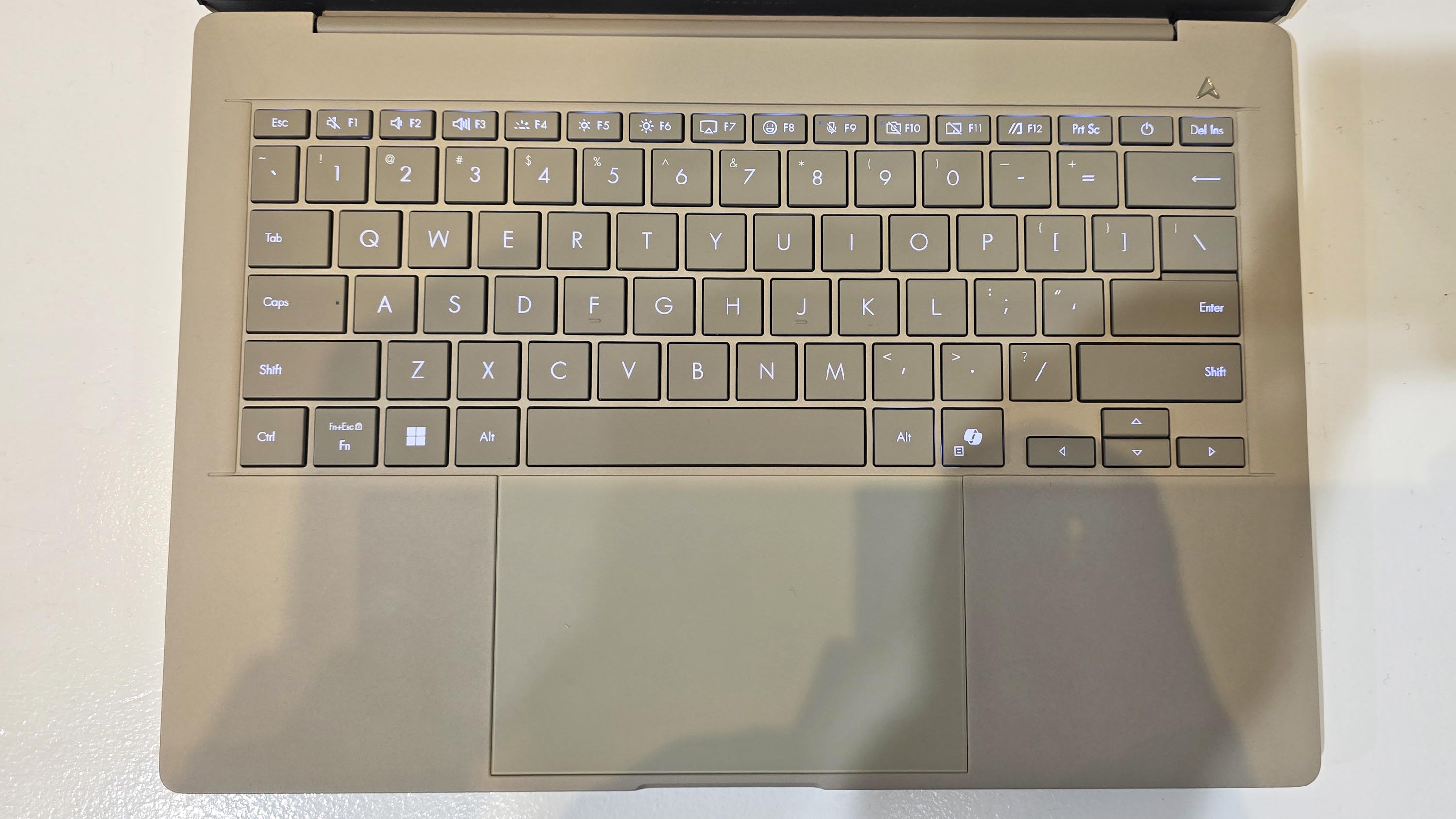 ASUS'un Qualcomm Snapdragon X işlemcilere sahip yeni 2025 Zenbook A14'ü CES 2025'te duyuruldu.