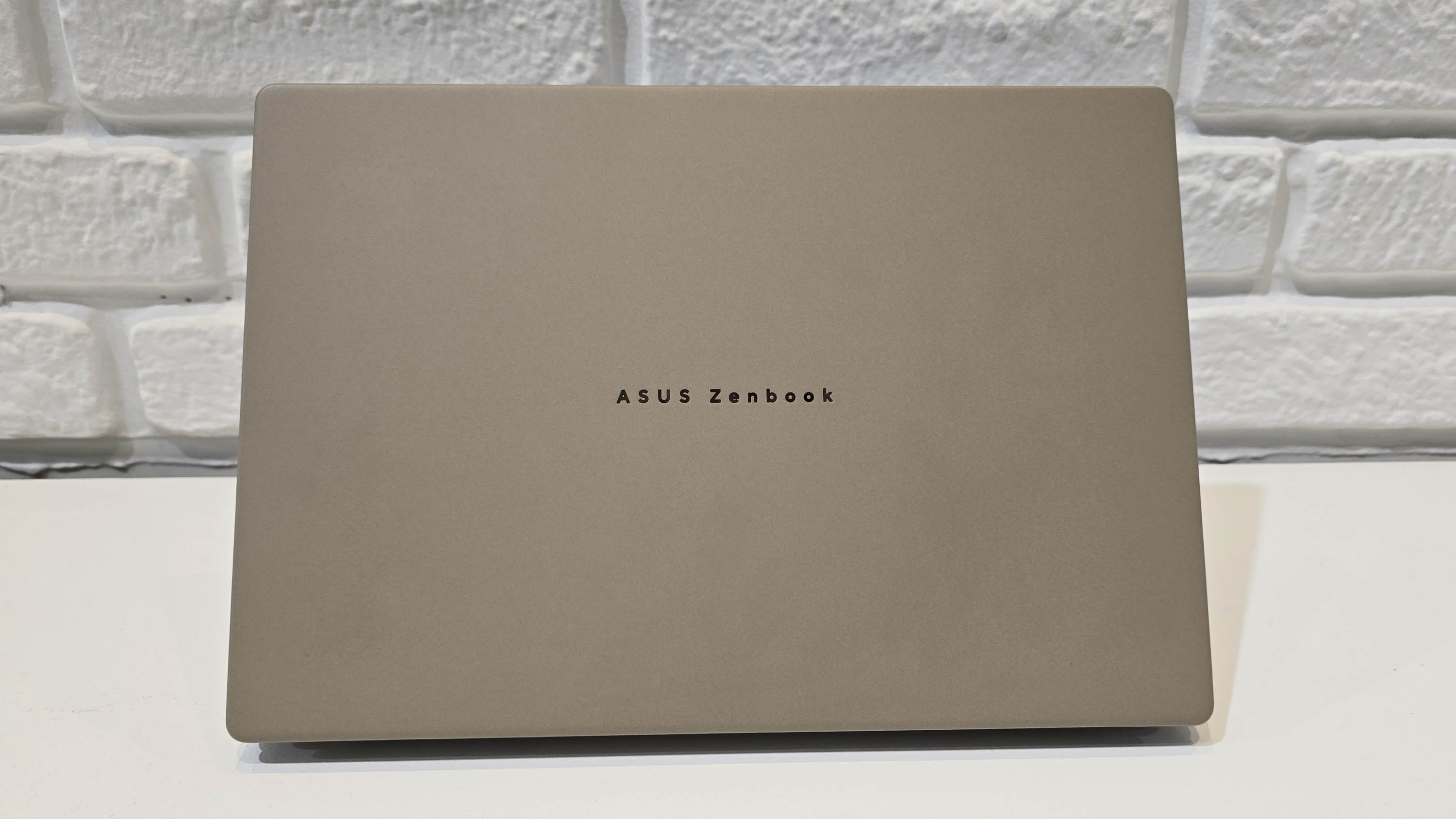 Qualcomm Snapdragon X işlemcilerinin yer aldığı ASUS'tan yeni 2025 Zenbook A14 ve CES 2025'te açıklandı.