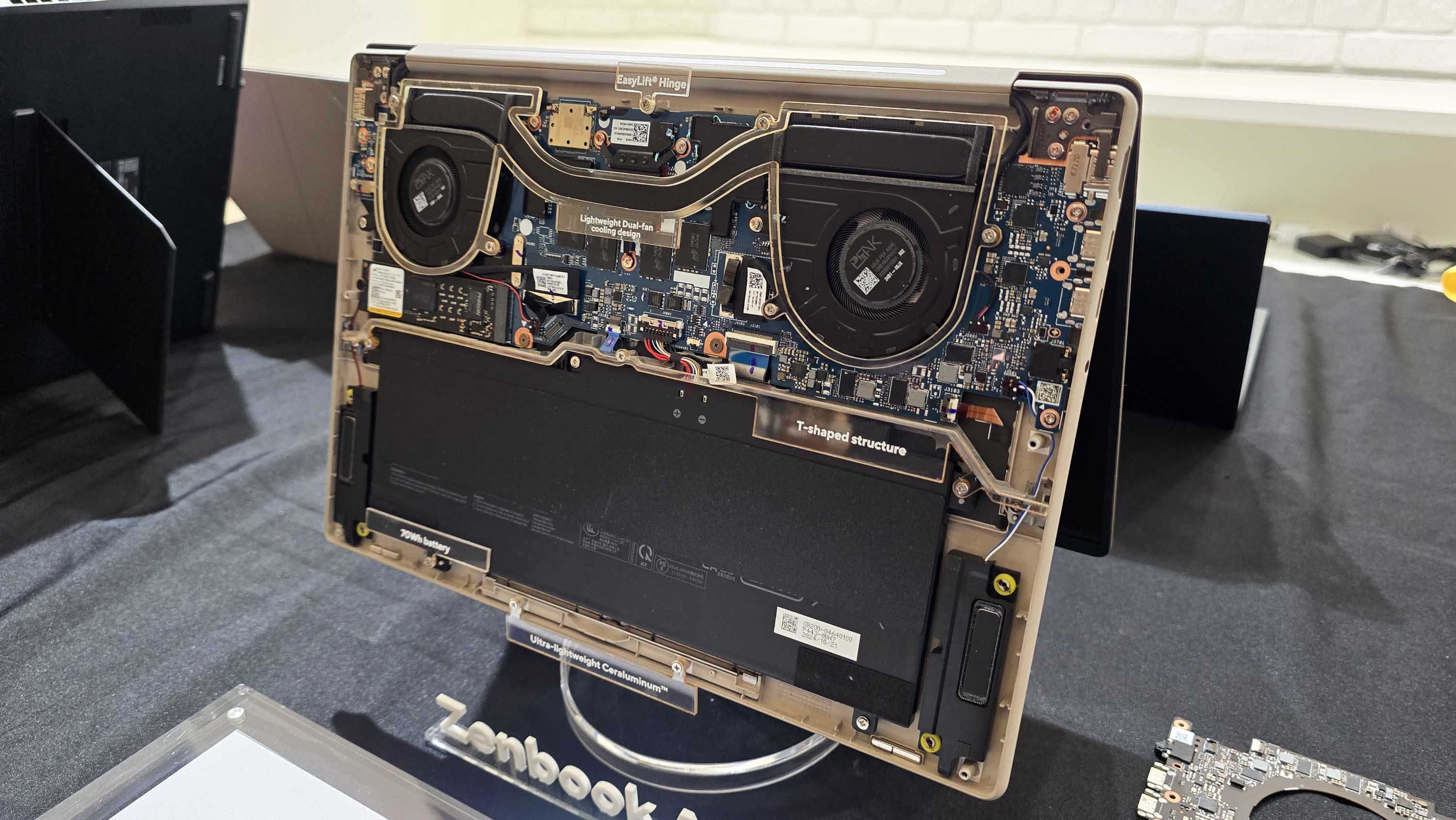 ASUS'un Qualcomm Snapdragon X işlemcilere sahip yeni 2025 Zenbook A14'ü CES 2025'te duyuruldu.
