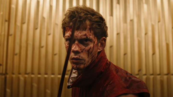 Boy Kills World'deki Bill Skarsgård.