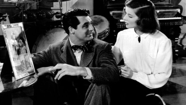 Holiday'de birbirlerine bakan Johnny ve Linda rolünde Cary Grant ve Katharine Hepburn.