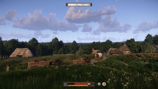 Kingdom Come Deliverance 2 önizlemesi: Birkaç kırsal evin ve toprak yolda yürüyüş yapan bir vagon karavanın doğal görünümü.