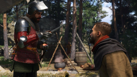 Kingdom Come Deliverance 2 ön izlemesi: Bir mahkumu sorguya çeken bir haydut.