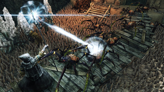 Dark Souls 2'de bir büyücü bir grup örümcekle yüzleşiyor.