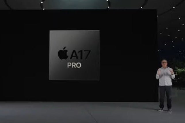 A17 Pro çipini sahnede duyuran bir Apple yöneticisinin görüntüsü