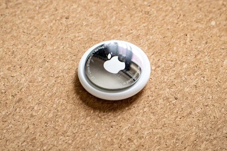 Mantar pano yüzeyindeki Apple Airtag'in görüntüsü