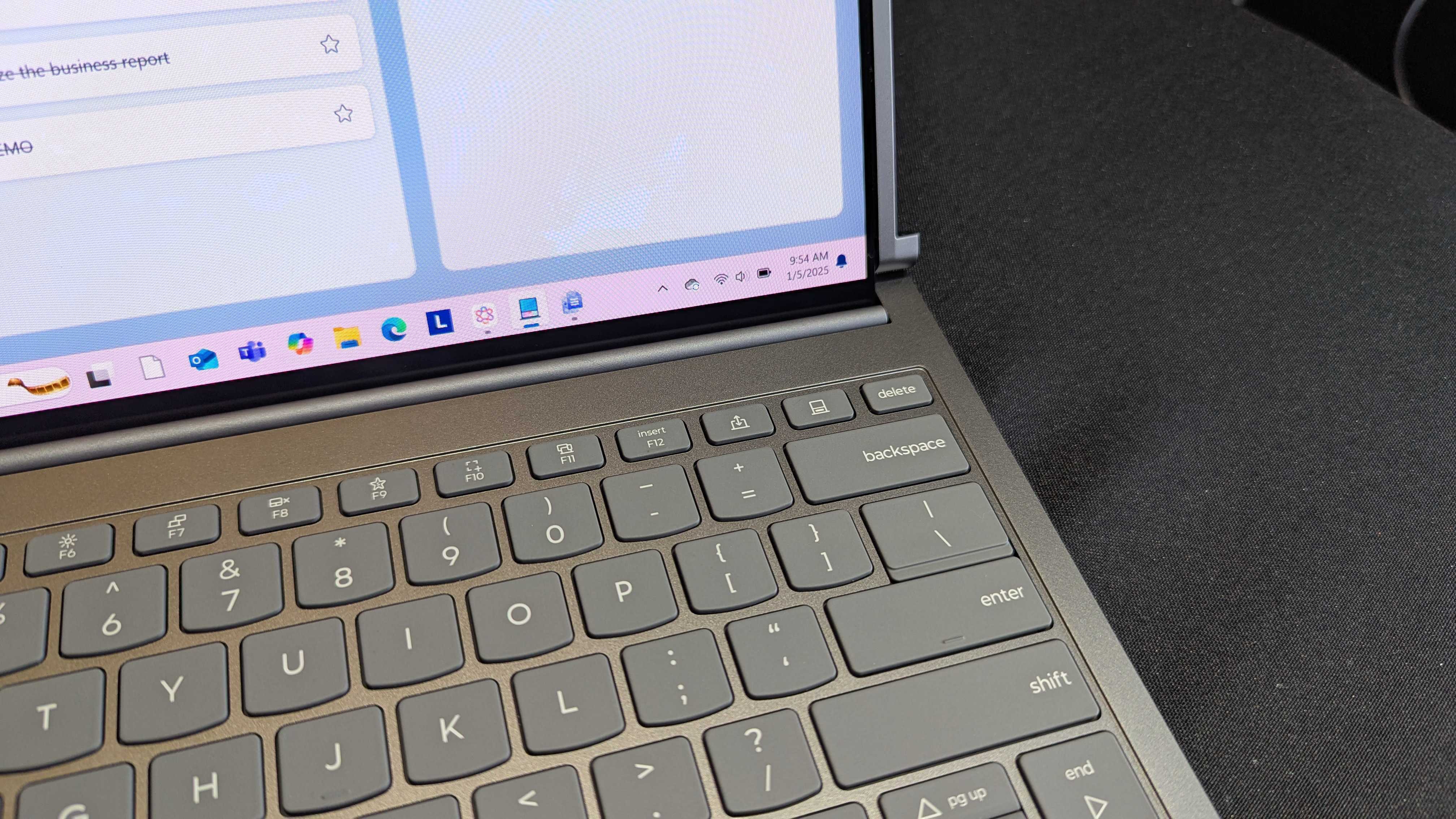 Lenovo ThinkBook Plus (Gen 6) dizüstü bilgisayar örneği CES 2025'te sergileniyor.