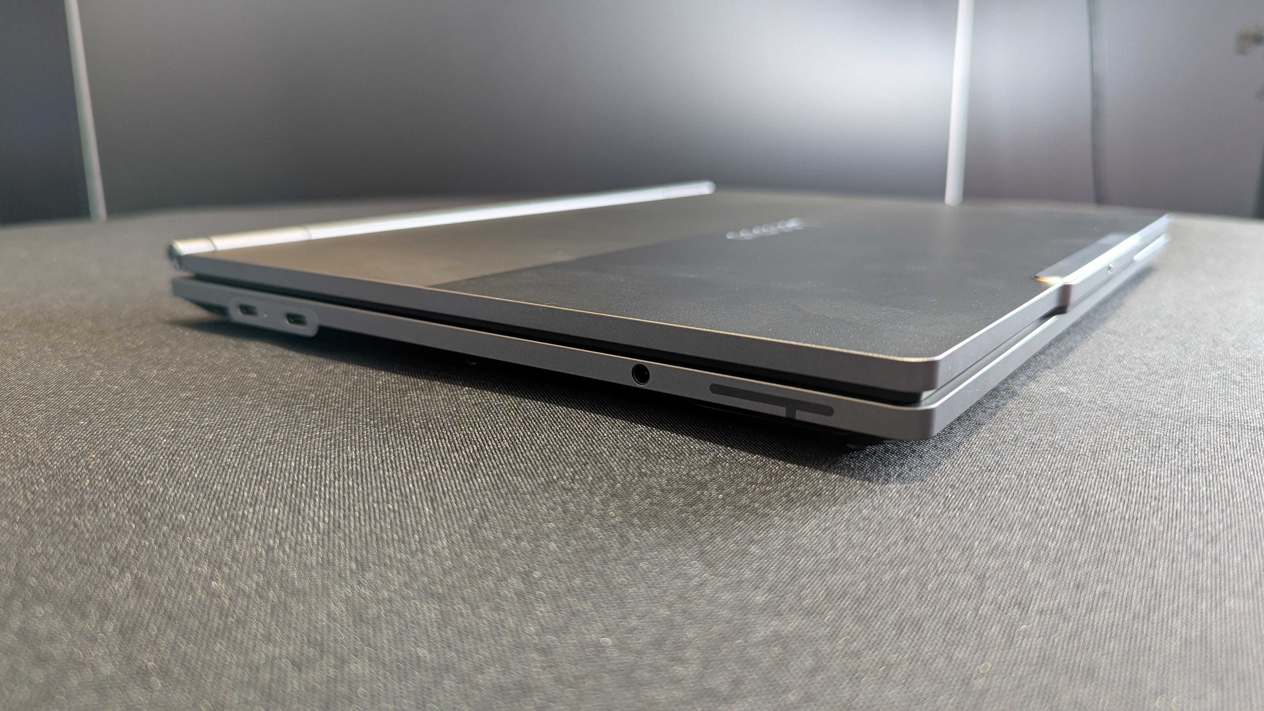 Lenovo ThinkBook Plus (Gen 6) dizüstü bilgisayar örneği CES 2025'te sergileniyor.